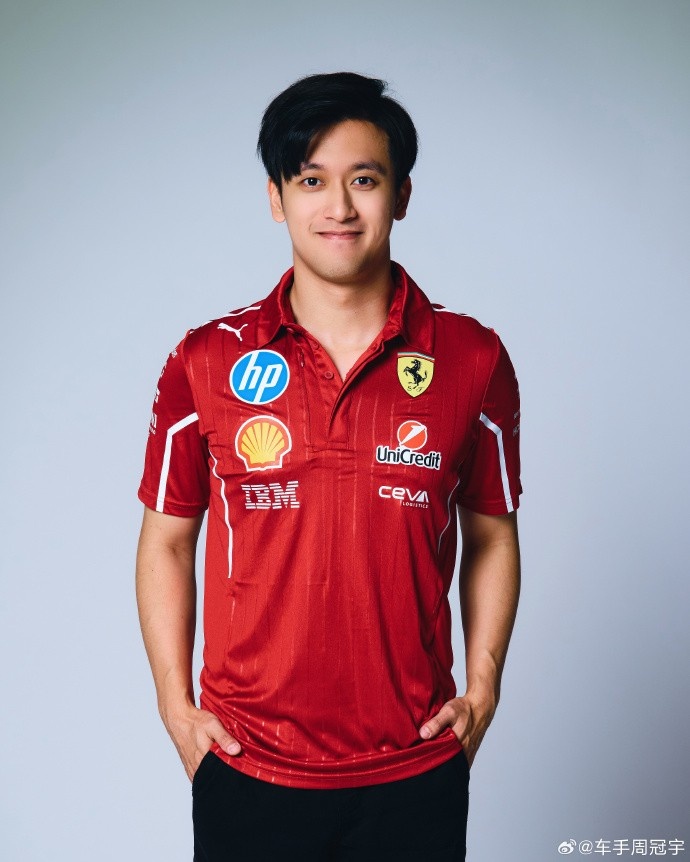 周冠宇在马拉内罗总部打卡下班,与车迷合影签名互动