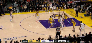 挺身而出!范德比尔特连续补篮得手 湖人回敬15-4重获两位数领先