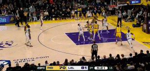 挺身而出!范德比尔特连续补篮得手 湖人回敬15-4重获两位数领先