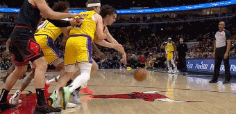 基迪翻身投篮被里夫斯切掉&裁判吹犯规 湖人挑战成功&拿回球权