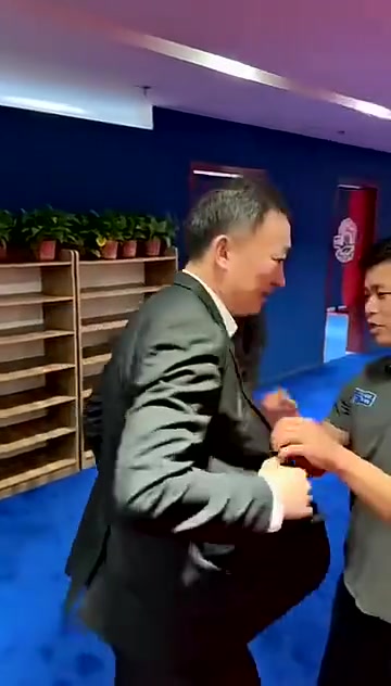 真开心?成功挺进八强！刘维伟赛后被队员疯狂泼水庆祝?