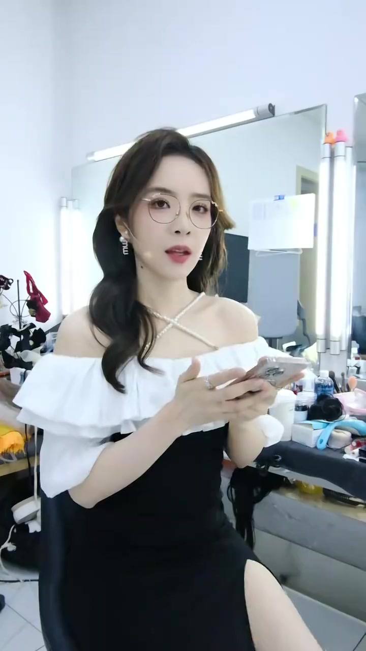 管哥又幸福了！余霜拍管哥最爱的王家卫港风：豹纹、大波浪、烈焰红唇