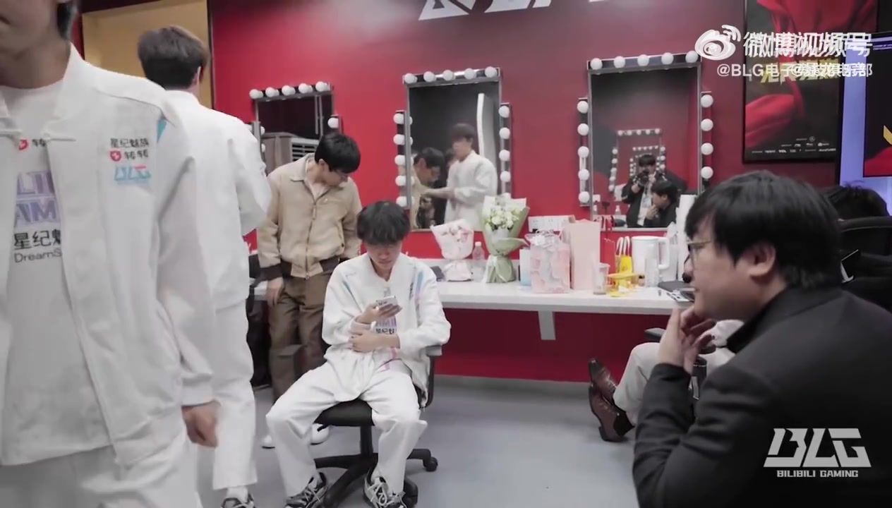 BLG官方发布Vlog 输给JDG后持续到深夜的复盘