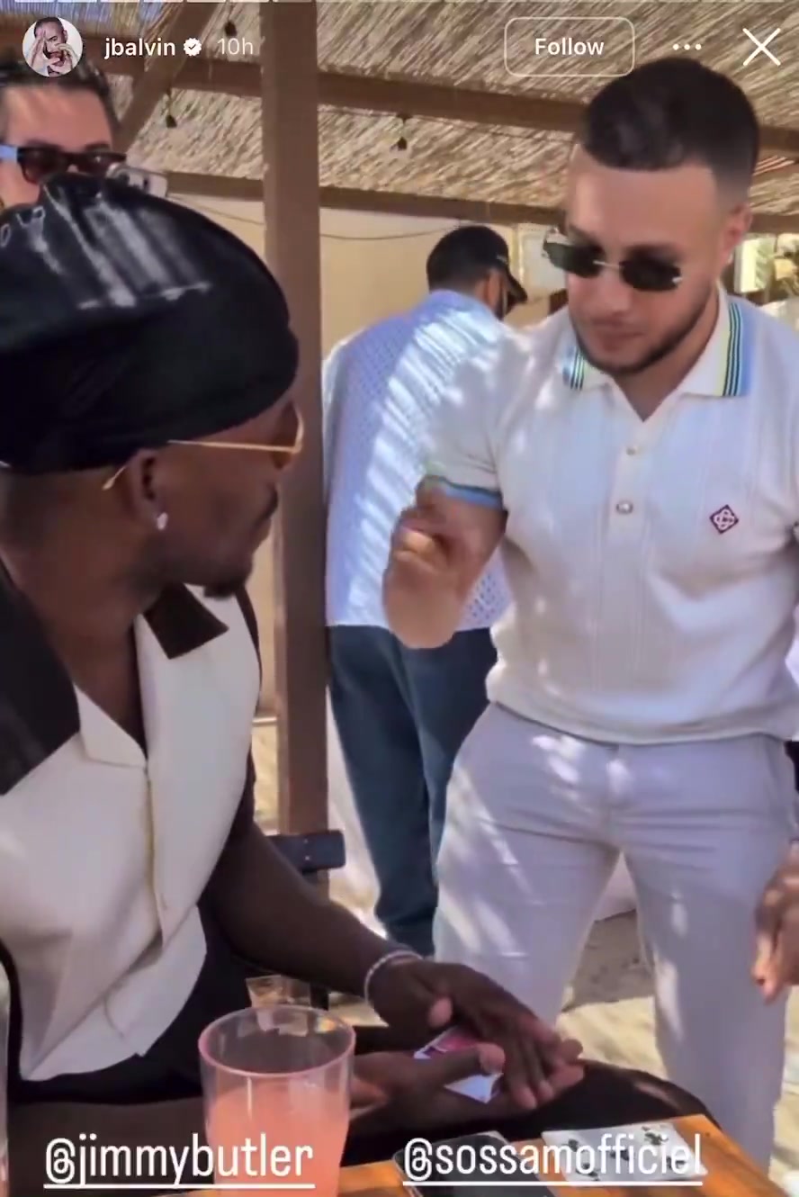 吓尿了?魔术师变出一条蛇 巴特勒吓得瘫倒在地